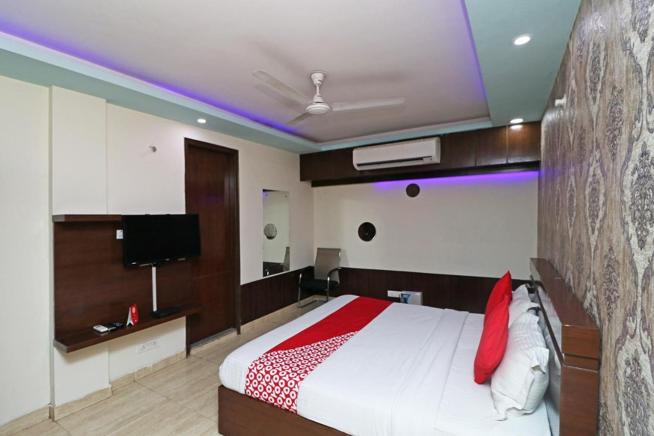 Hotel Oyo 14587 The Crown Gurgaon