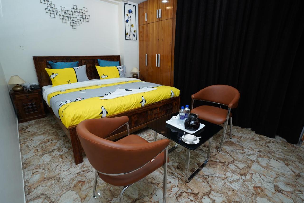 Lime Tree Hotel 32Nd Avenue Nh-8 Gurgaon Near Sector 29- Fully Vaccinated Staff Gurgaon