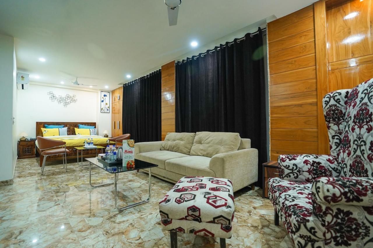 Lime Tree Hotel 32Nd Avenue Nh-8 Gurgaon Near Sector 29- Fully Vaccinated Staff Hotel