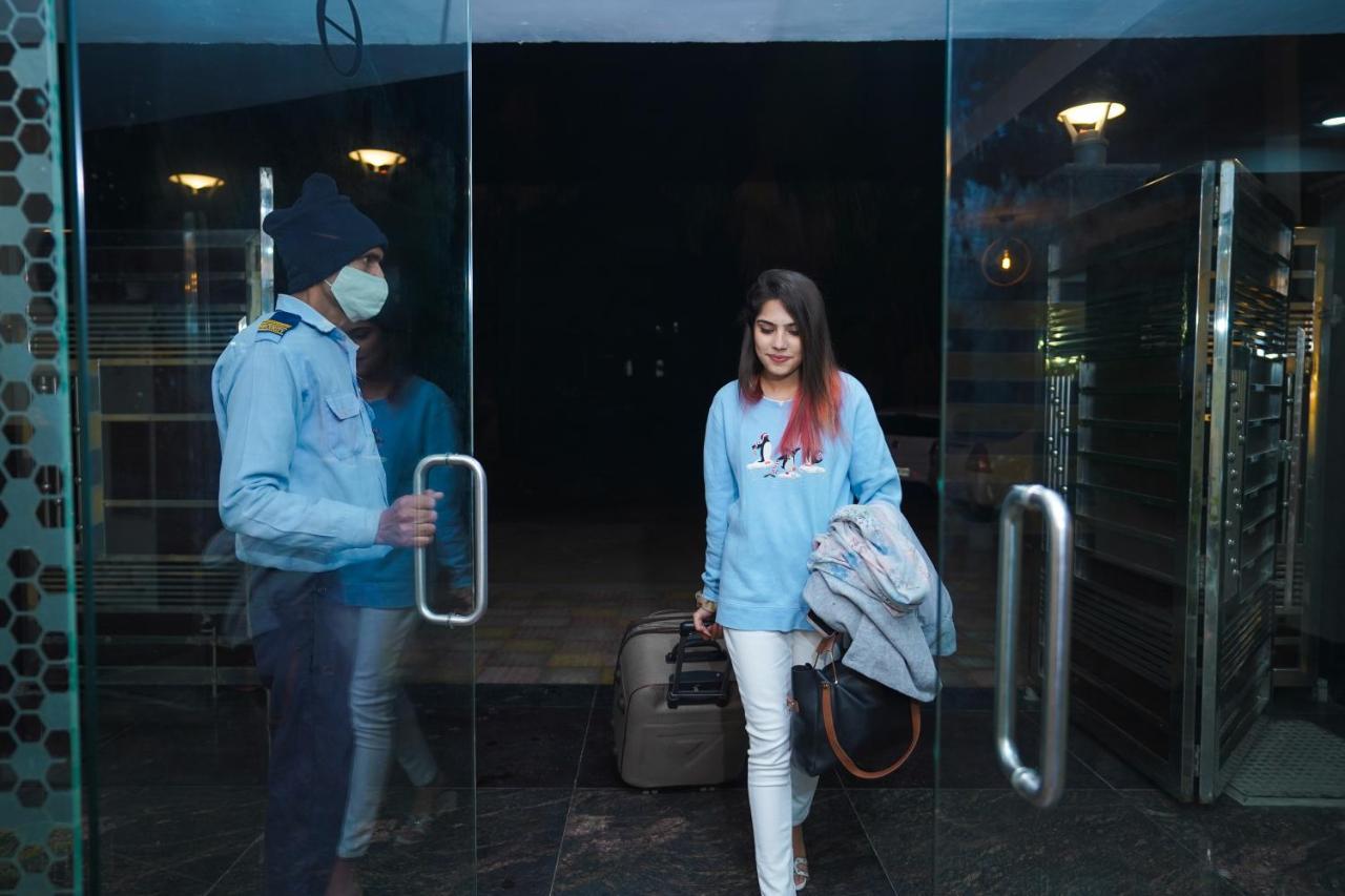 Lime Tree Hotel 32Nd Avenue Nh-8 Gurgaon Near Sector 29- Fully Vaccinated Staff Hotel 3*