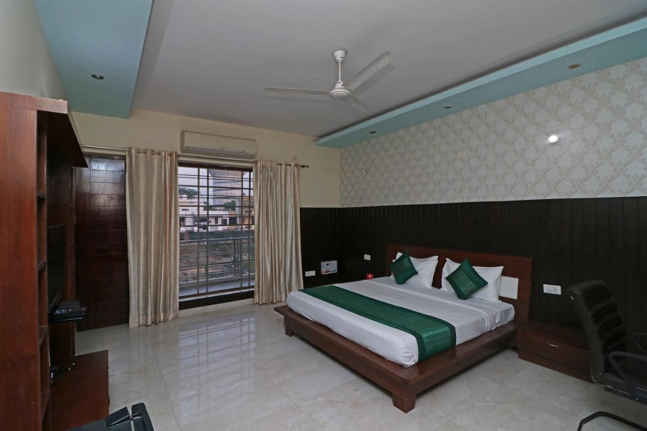 Hotel Oyo 14587 The Crown