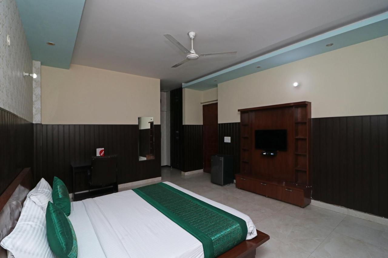 Hotel Oyo 14587 The Crown 3*