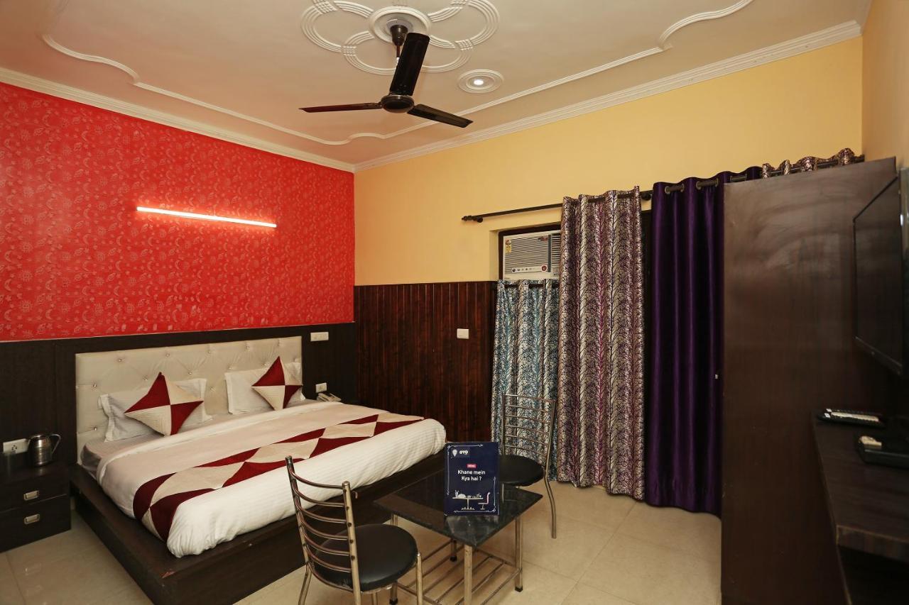 Oyo 11556 Om Residency