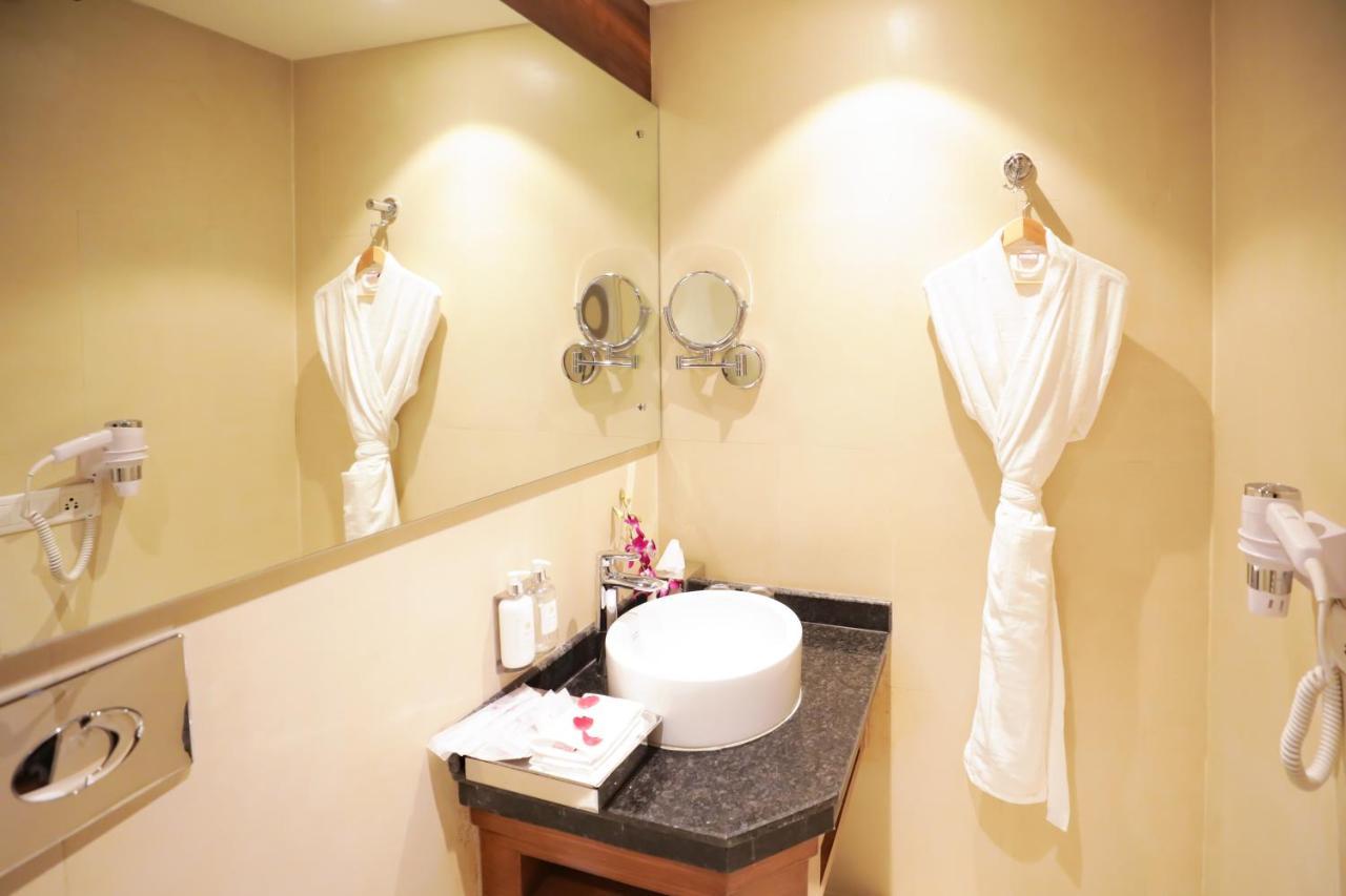 Regenta Gurugram, Sohna Road, Sector 49 Hotel 4*