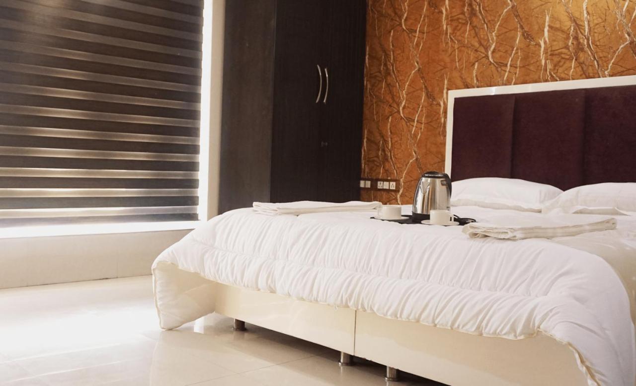 - Damas Hotel *