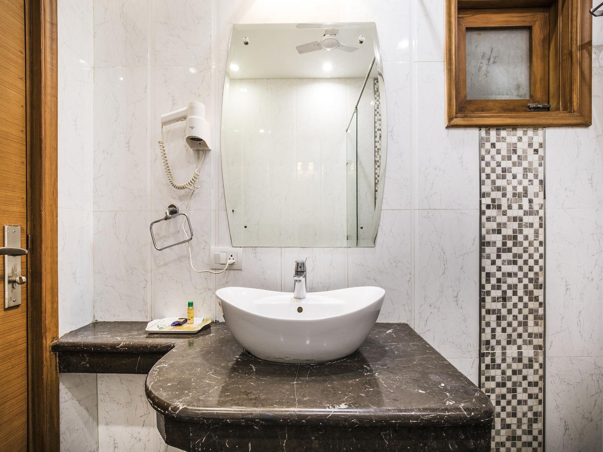 Fabhotel Grd Dlf Square Hotel