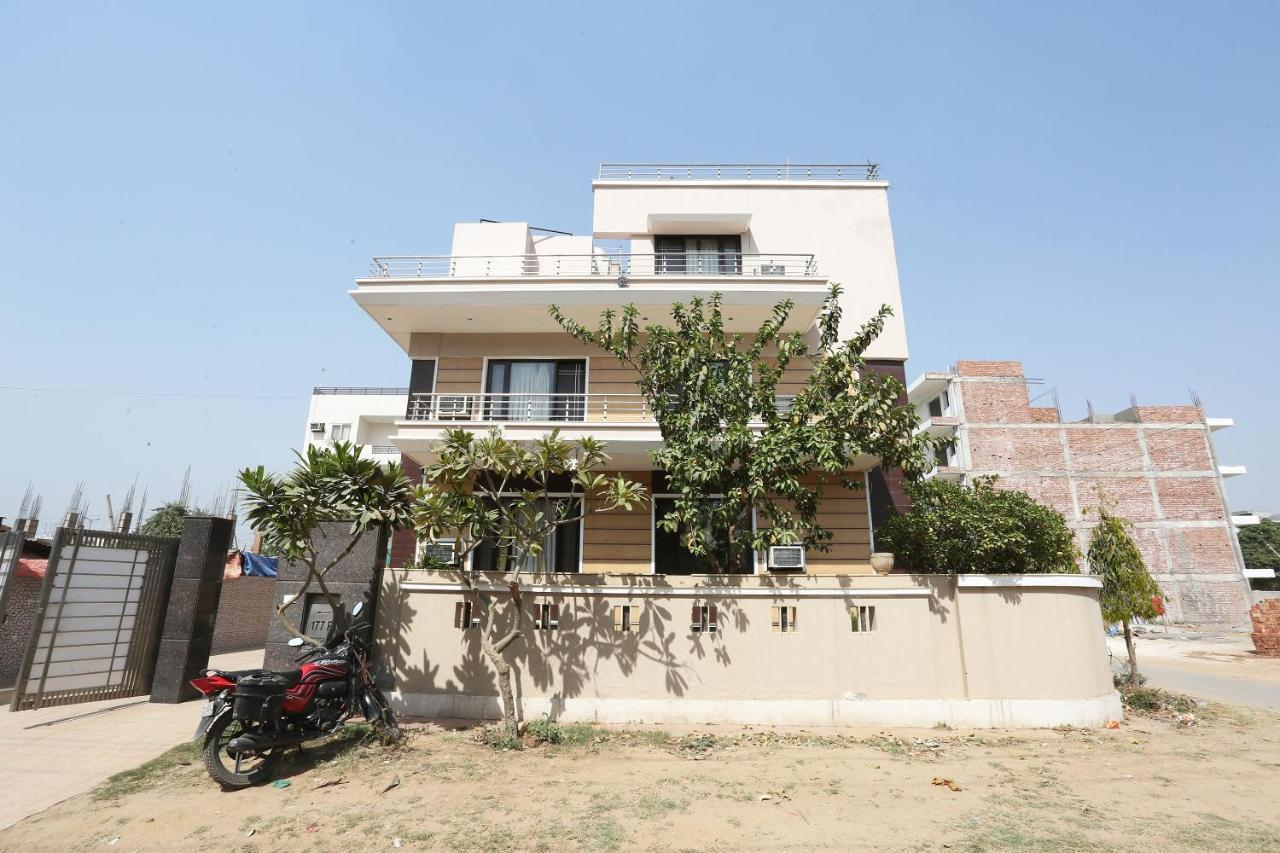 Capital O 19344 Tree Residency Hotel 3*