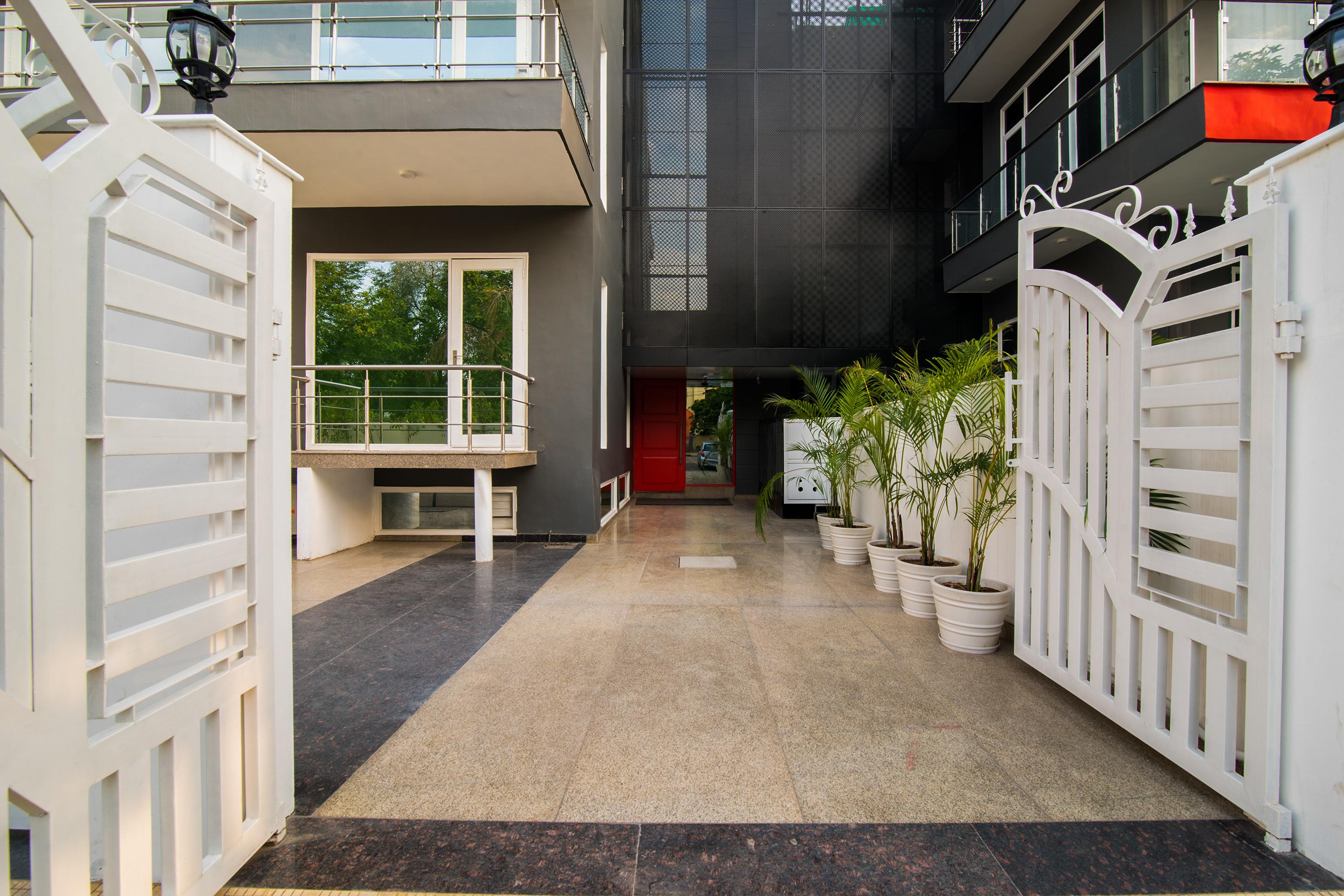 Oyo Townhouse 032 Galleria Market Hotel 3*