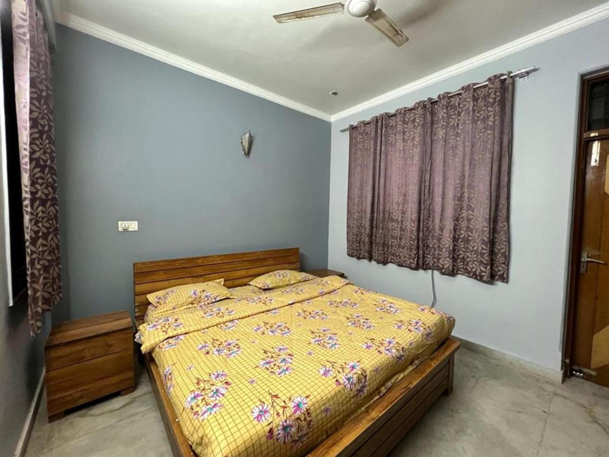 Entire Floor 2bhk With Full Kitchen Near Medanta Hospital Guest house *