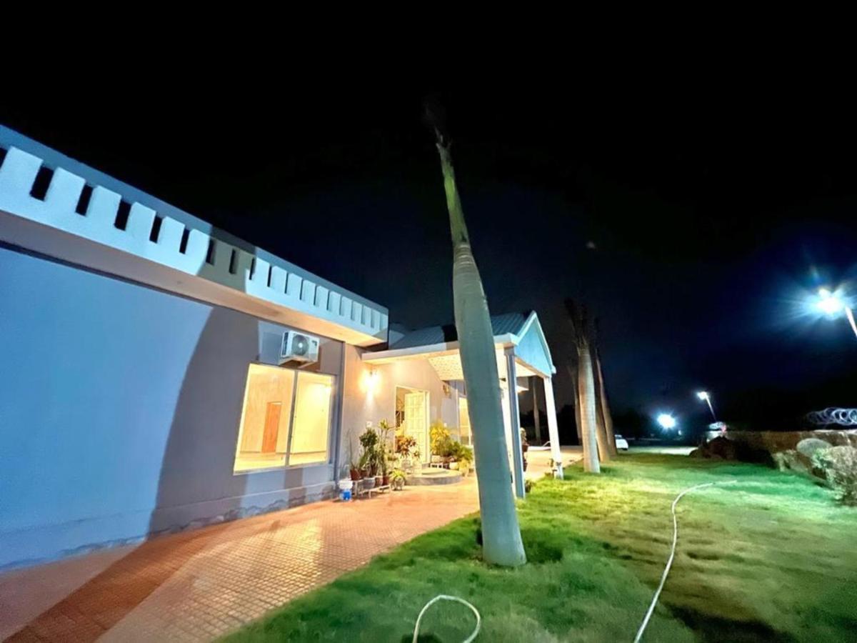 Entrie 2 Acre Farmhouse With Pool, 2 & Jacuzzi In Both Gurgaon