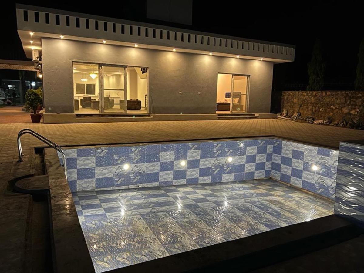 Entrie 2 Acre Farmhouse With Pool, 2 & Jacuzzi In Both *