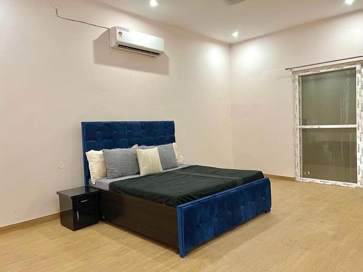 Entrie 2 Acre Farmhouse With Pool, 2 & Jacuzzi In Both Gurgaon