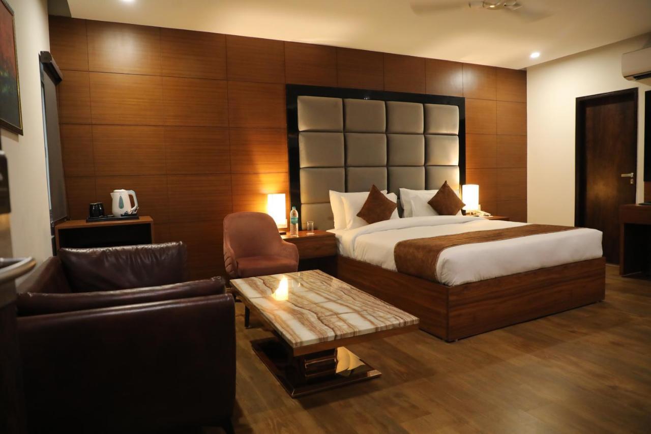 Paras Hotel