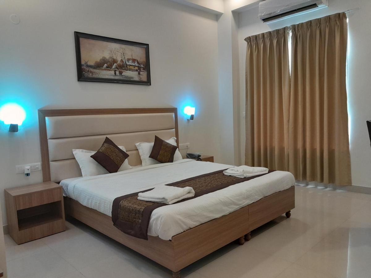 Hotel The Luxem - Behind Ibis Gurugram 3*