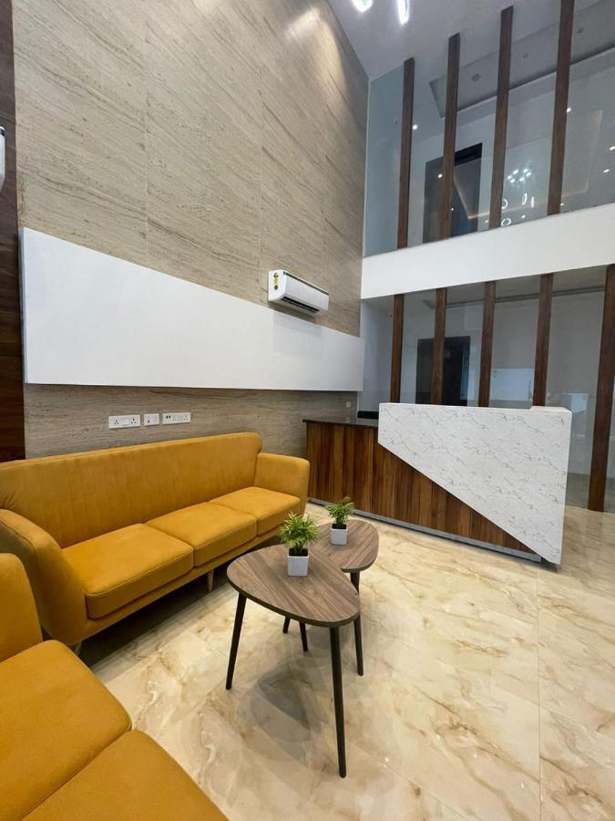 Flock I Golf Course Road Near Dlf Phase 1 Metro Station I 3*