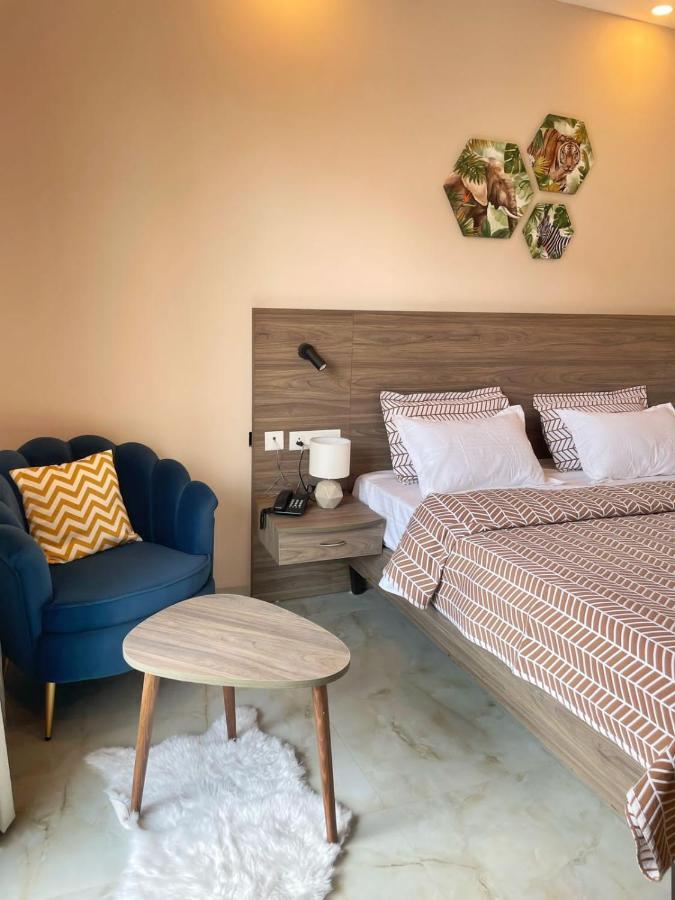 Hotel Flock I Golf Course Road Near Dlf Phase 1 Metro Station I