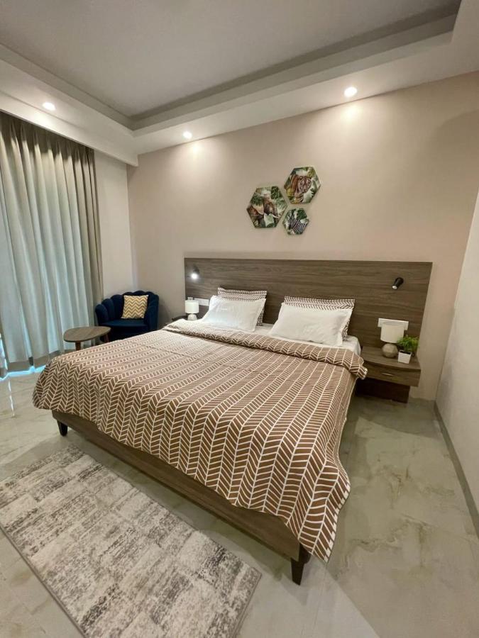 Flock I Golf Course Road Near Dlf Phase 1 Metro Station I 3*