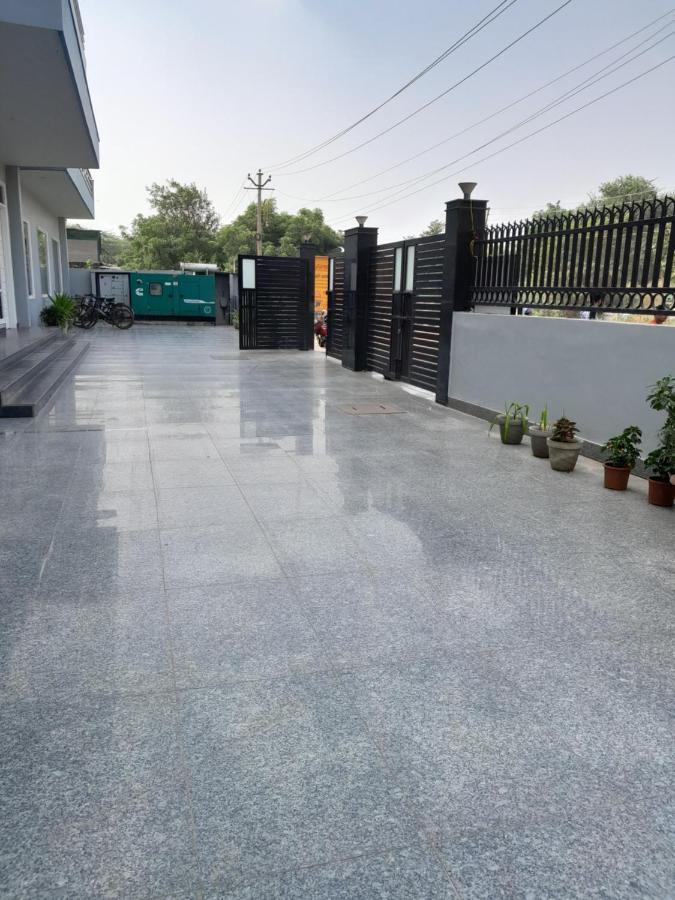 The Luxem - Behind Ibis Gurugram 3*