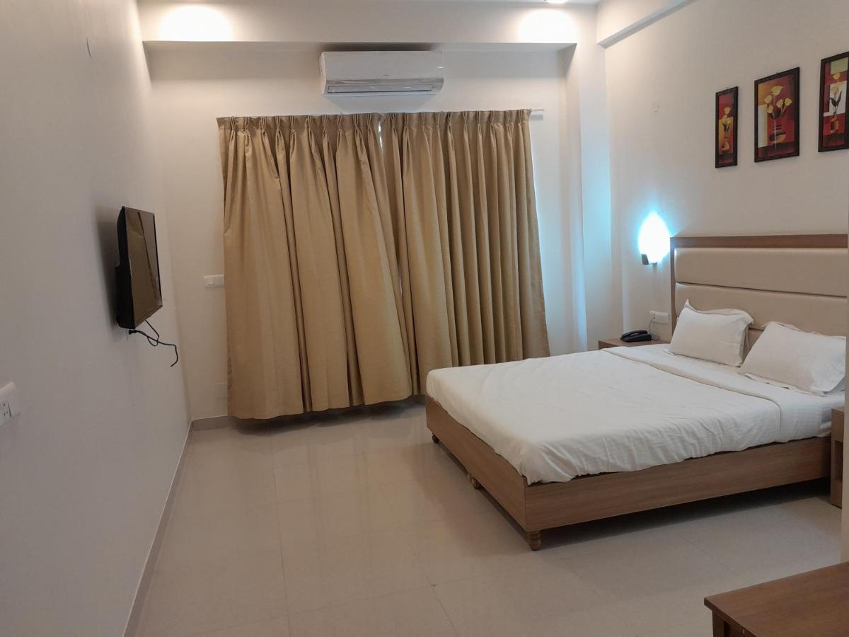 Hotel The Luxem - Behind Ibis Gurugram 3*