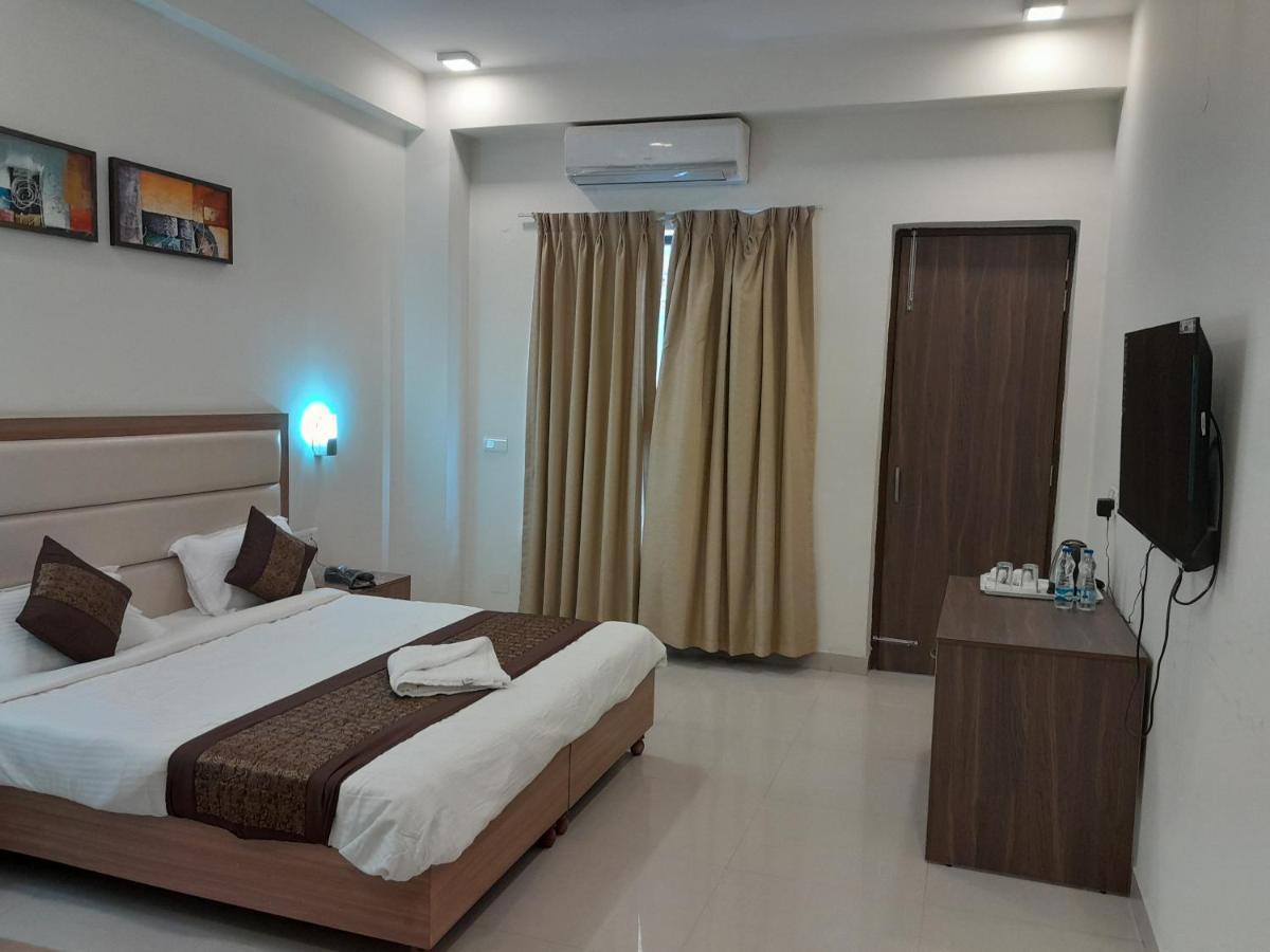 The Luxem - Behind Ibis Gurugram 3*