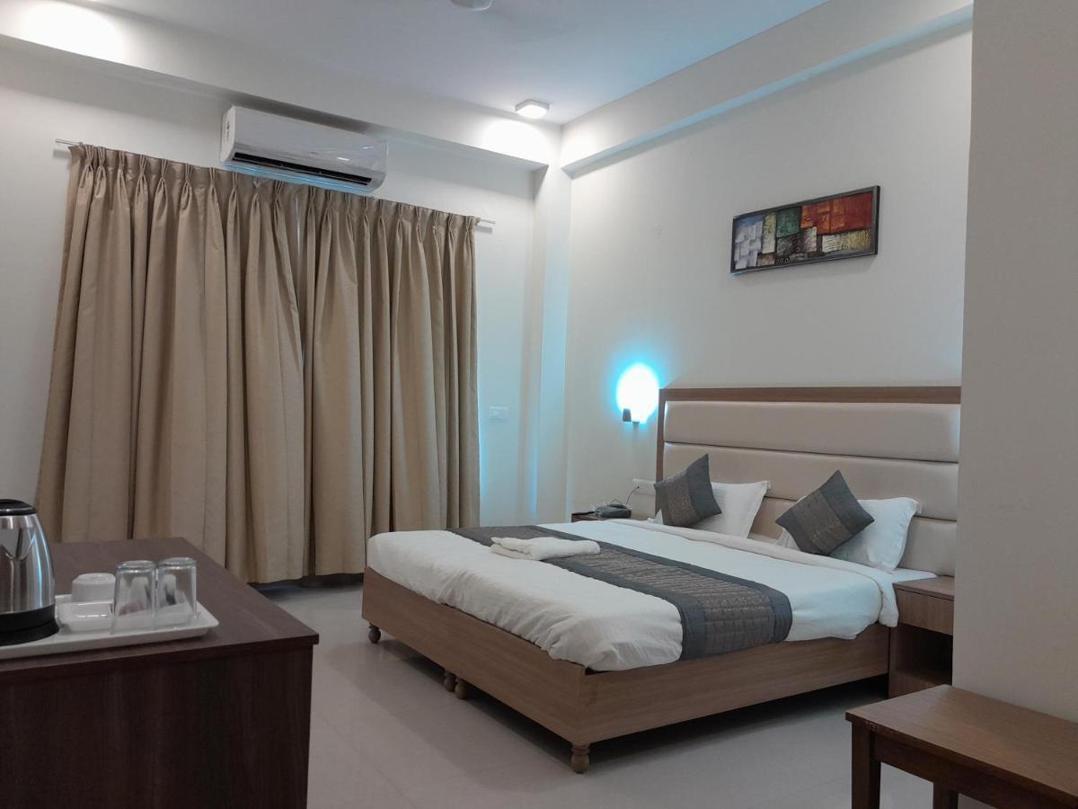 The Luxem - Behind Ibis Gurugram 3* Gurgaon