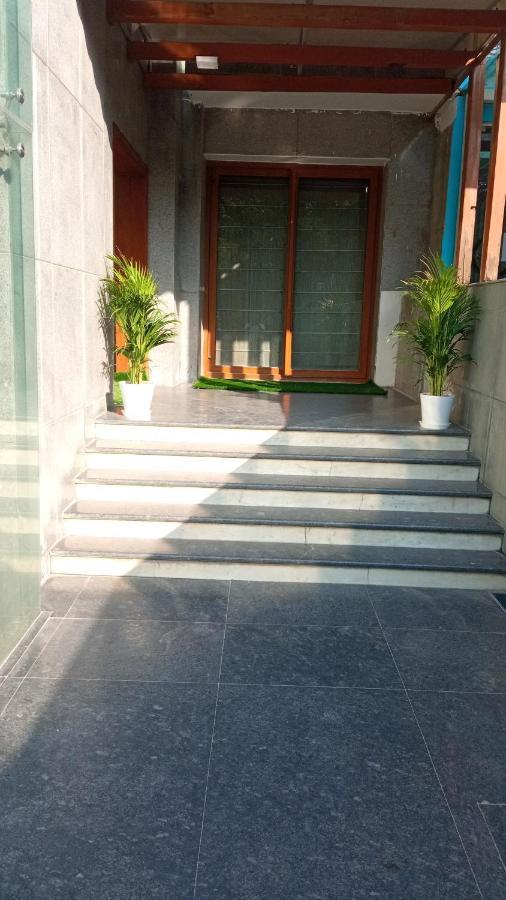 Super Luxury Near Iffco Metro Homestay *