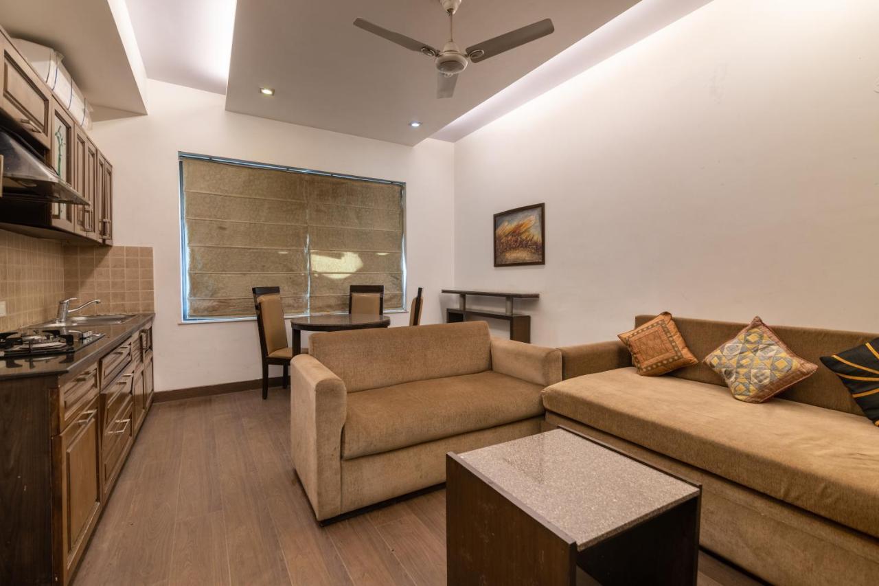 De Luxe Hotel Gurgaon