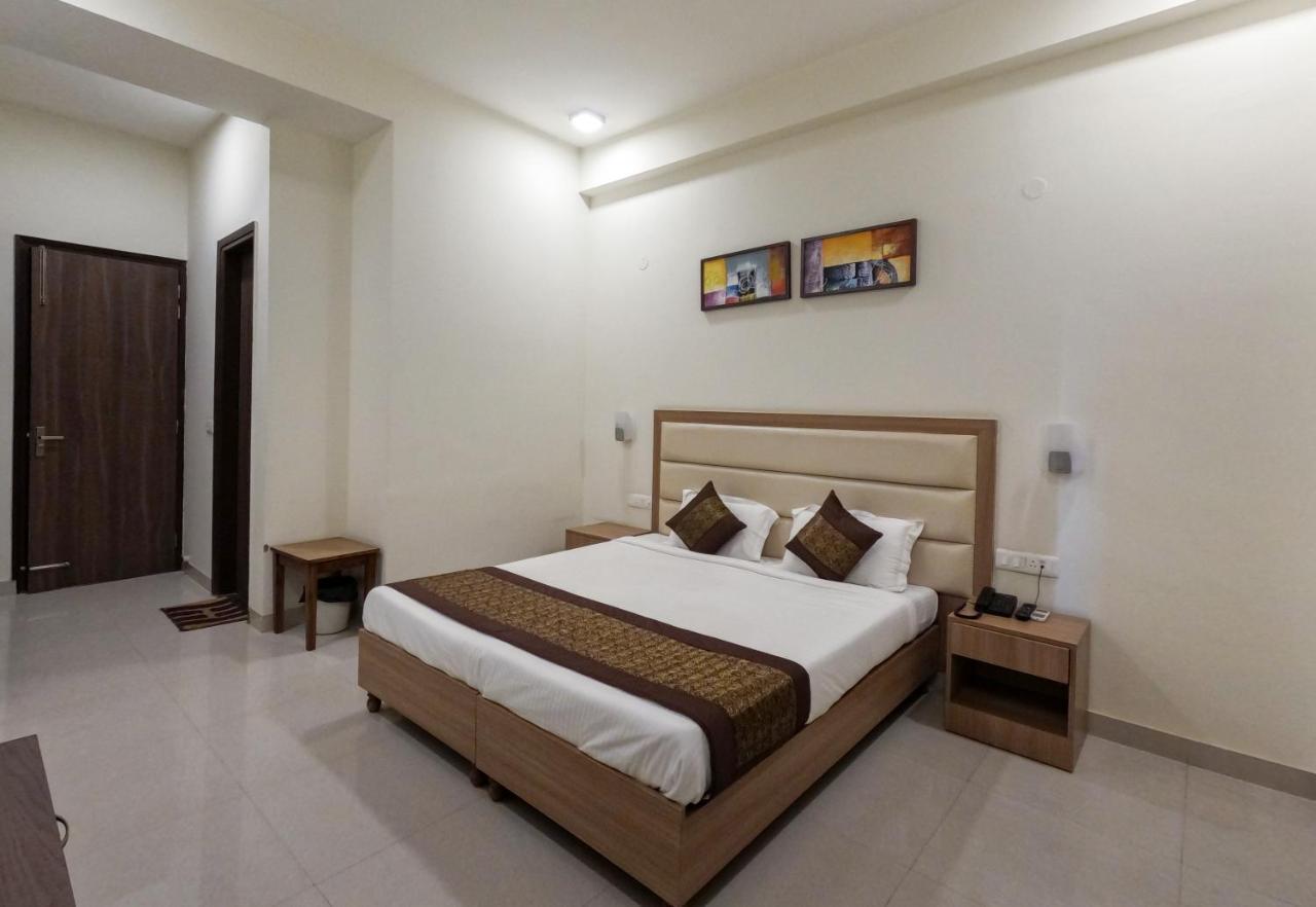 Hotel The Luxem - Behind Ibis Gurugram