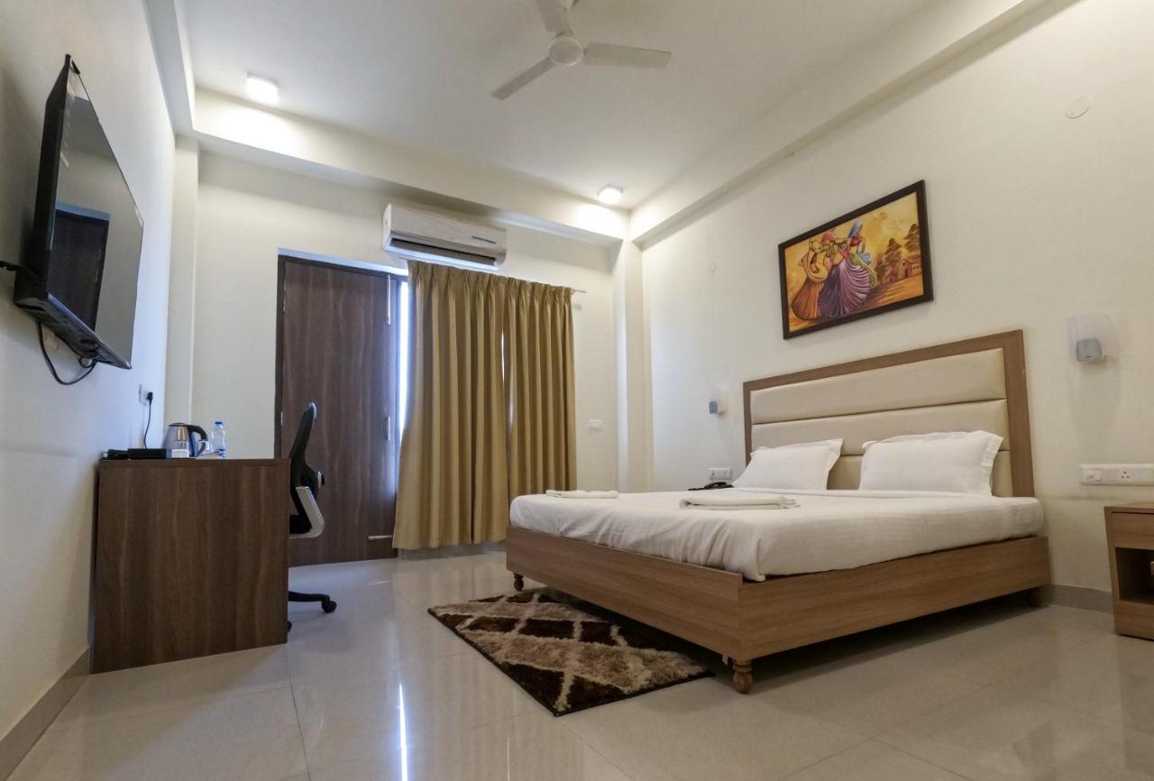 The Luxem - Behind Ibis Gurugram 3*