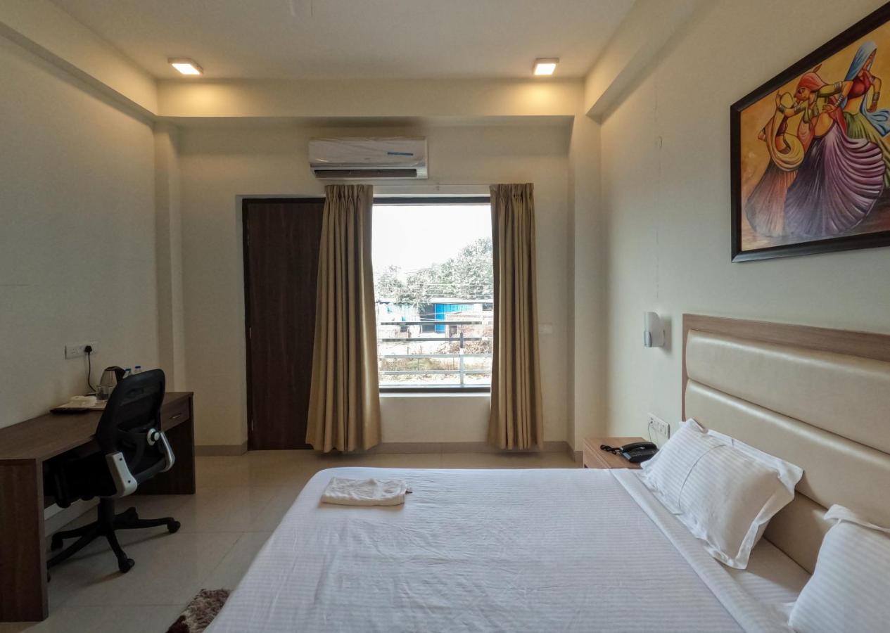 Hotel The Luxem - Behind Ibis Gurugram 3*