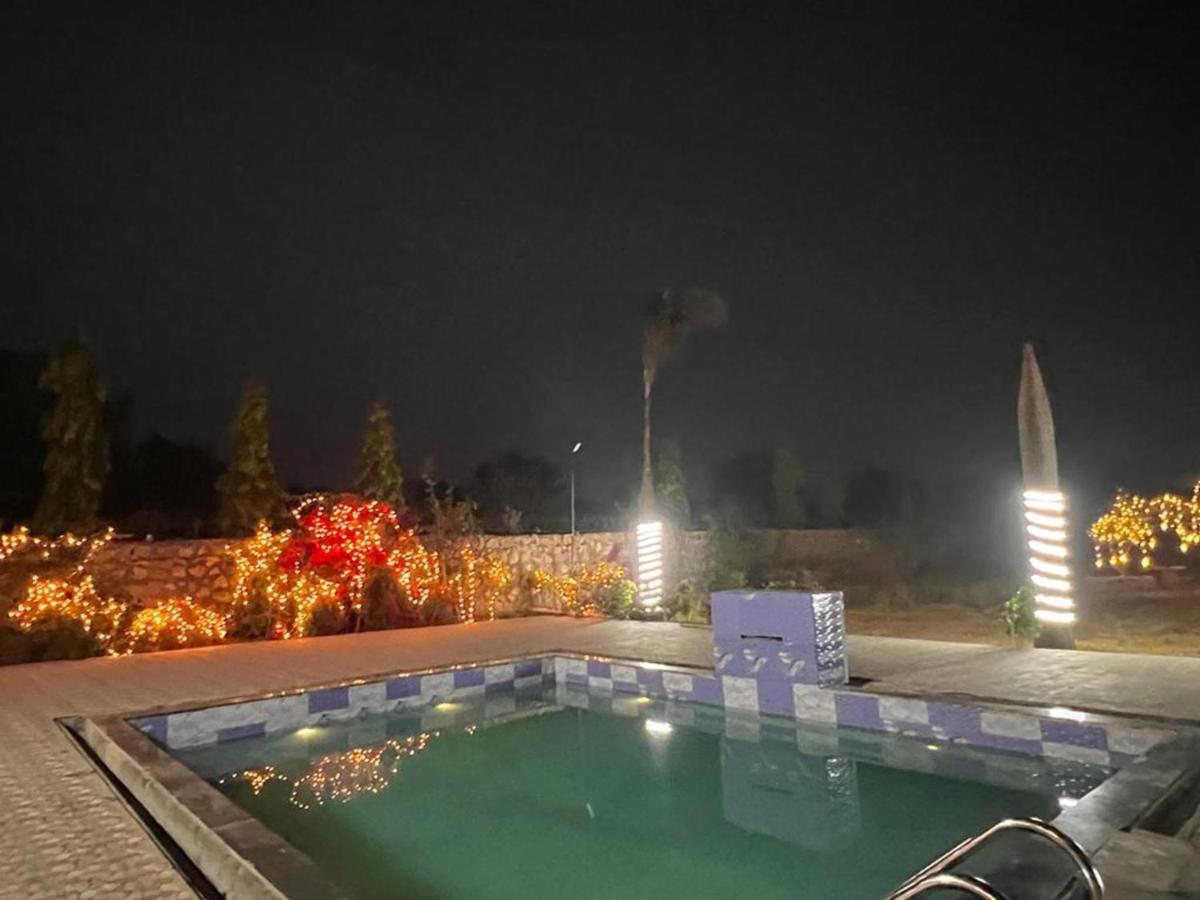 Entrie 2 Acre Farmhouse With Pool, 2 & Jacuzzi In Both Villa