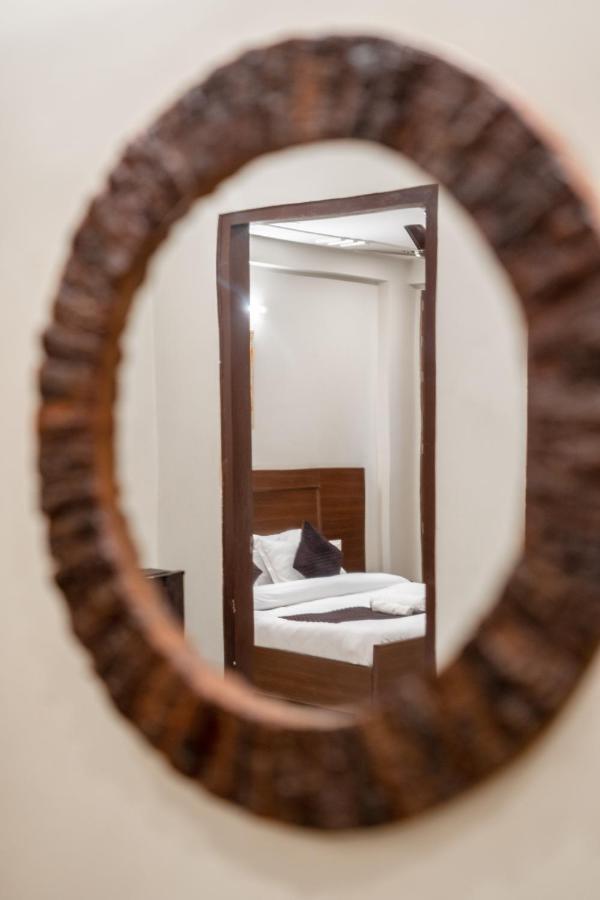 The Lodgers 2 Bhk Serviced Infront Of Artemis Hospital Apartment