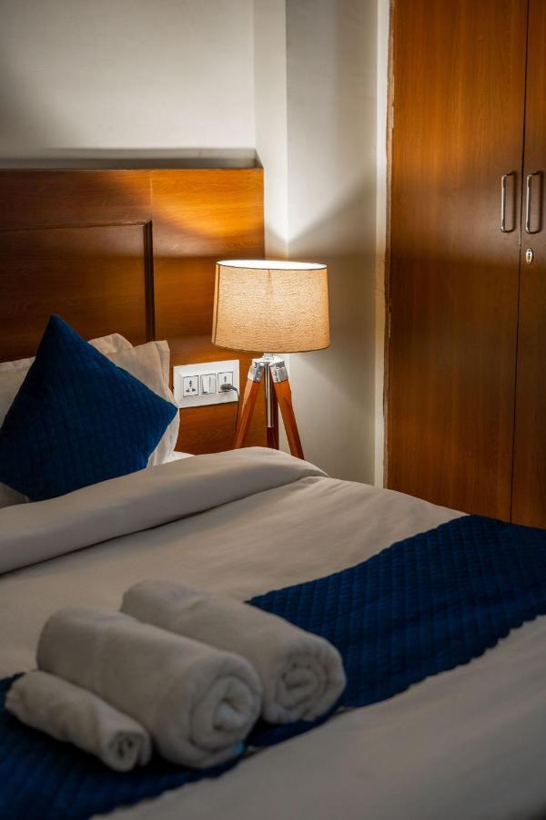 Apartment The Lodgers 2 Bhk Serviced Infront Of Artemis Hospital *