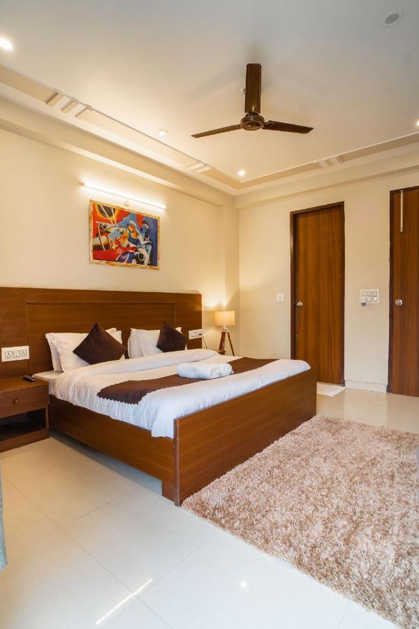 The Lodgers 2 Bhk Serviced Infront Of Artemis Hospital *