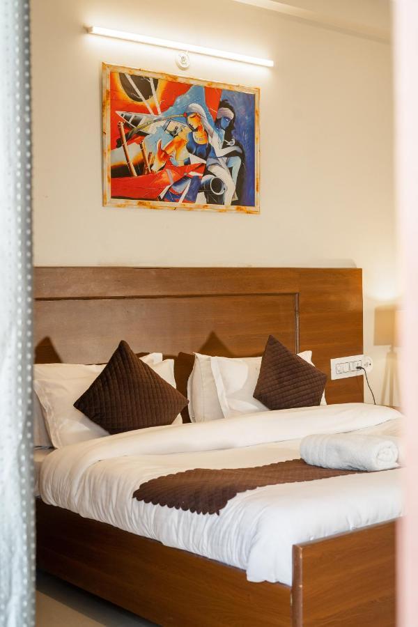The Lodgers 2 Bhk Serviced Infront Of Artemis Hospital *