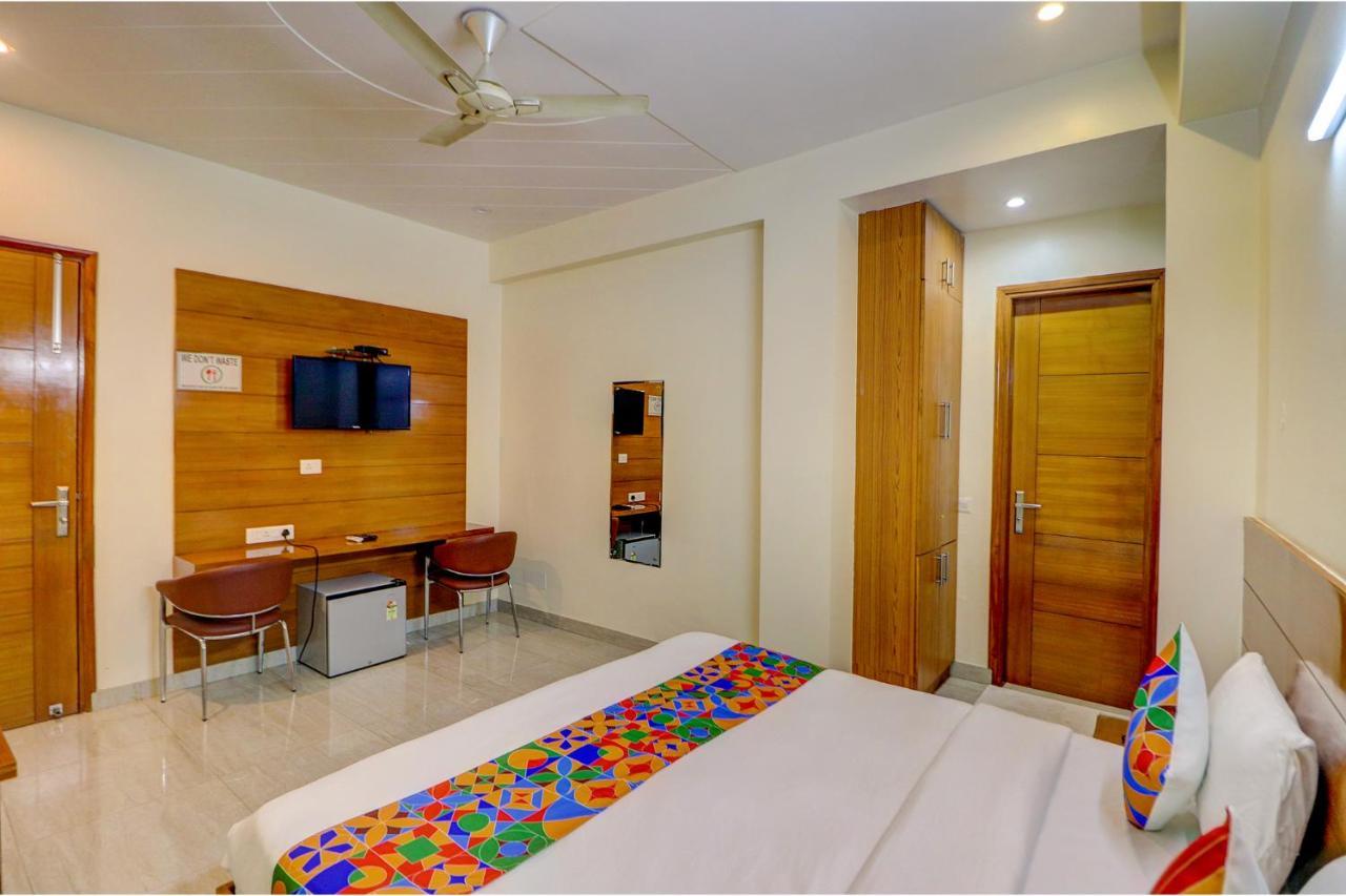 Hotel Fabhotel Aroma Luxuries Gurgaon