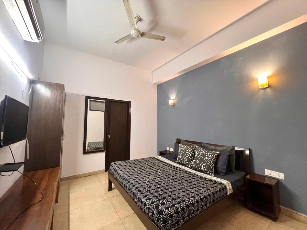 Guest house With Attach Washroom On Main Road- Rajiv Chowk Gurgaon