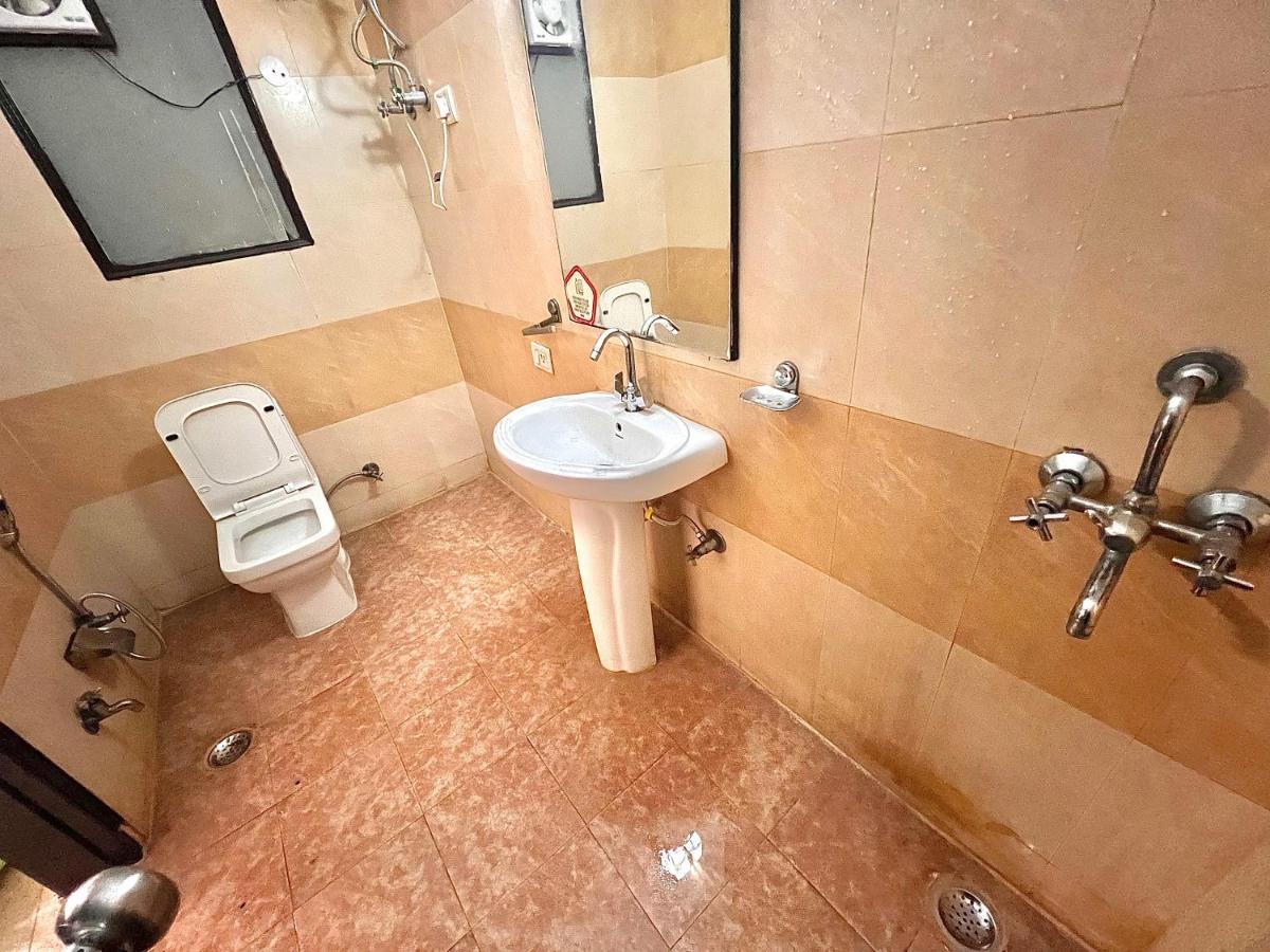 Guest house With Attach Washroom On Main Road- Rajiv Chowk Gurgaon