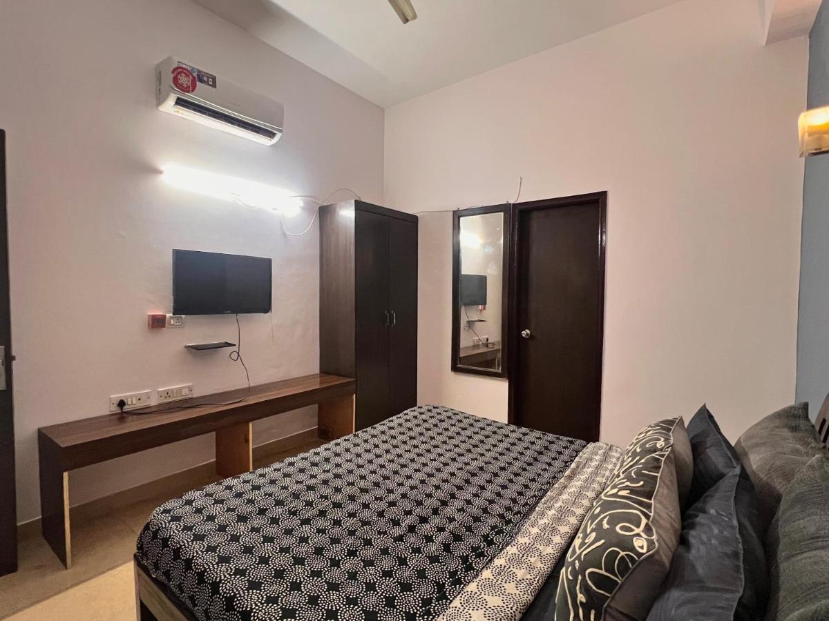 Guest house With Attach Washroom On Main Road- Rajiv Chowk