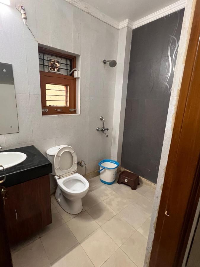 Entire Floor 2bhk With Full Kitchen Near Medanta Hospital Guest house