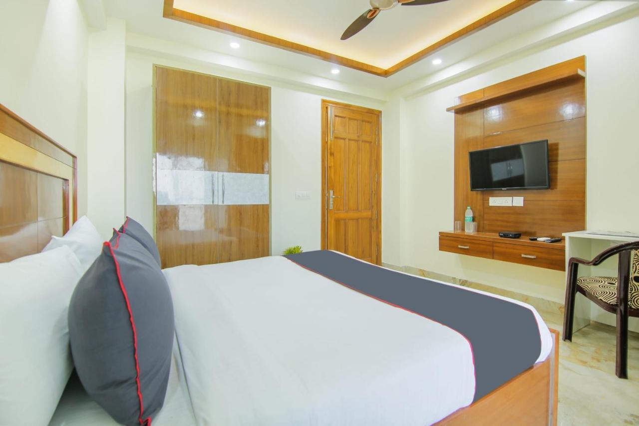 Hotel Super Collection O Corporate Near Omaxe Celebration Mall