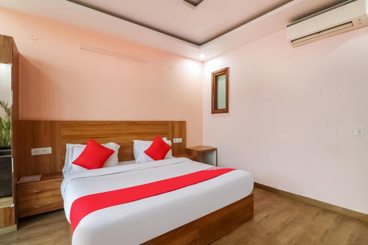 Hotel Oyo Aqua Near Omaxe Celebration Mall 3*