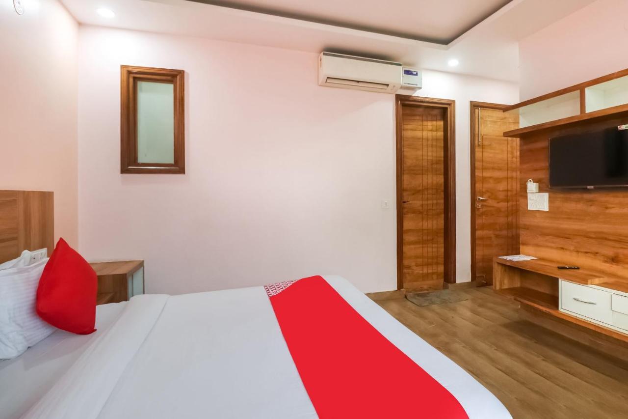 Hotel Oyo Aqua Near Omaxe Celebration Mall 3*