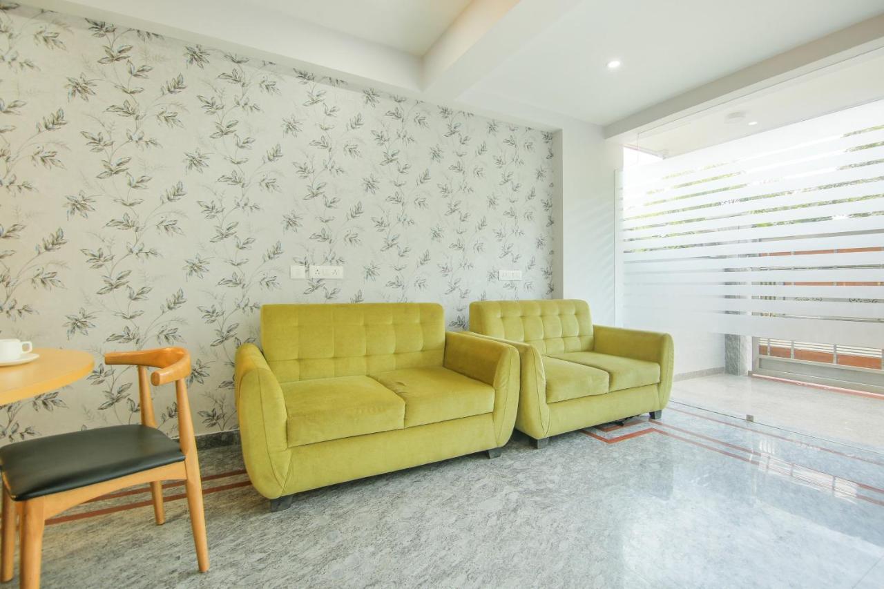 Hotel Super Collection O Corporate Near Omaxe Celebration Mall