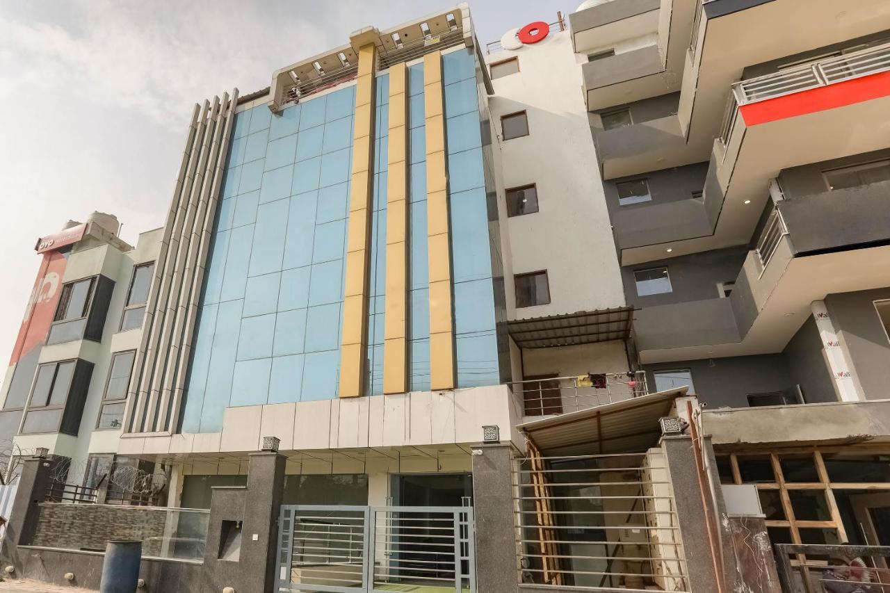 Collection O Comfort Residency Near Medanta Hospital Near Omaxe Celebration Mall 3*