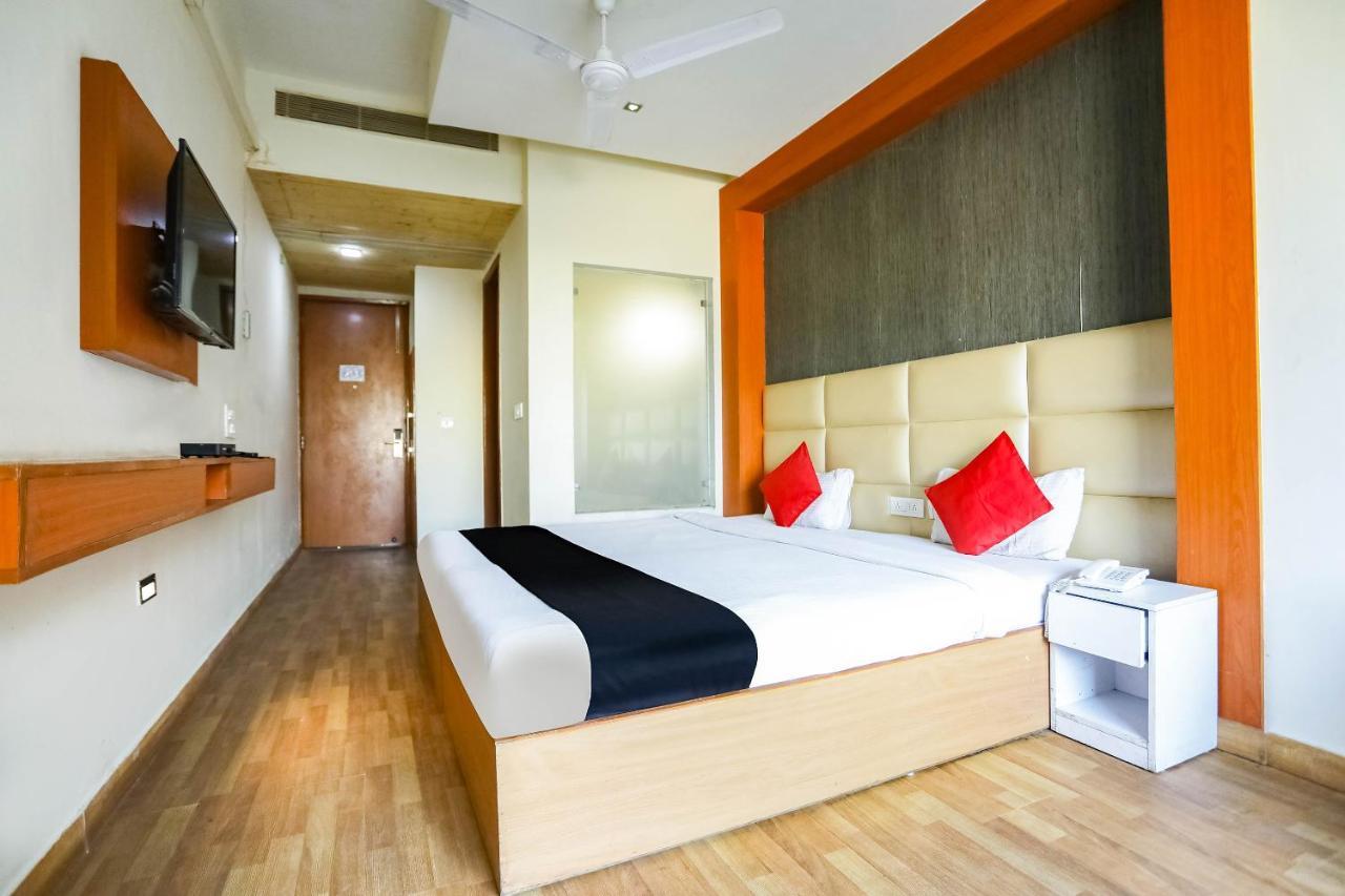 Hotel Collection O Comfort Residency Near Medanta Hospital Near Omaxe Celebration Mall