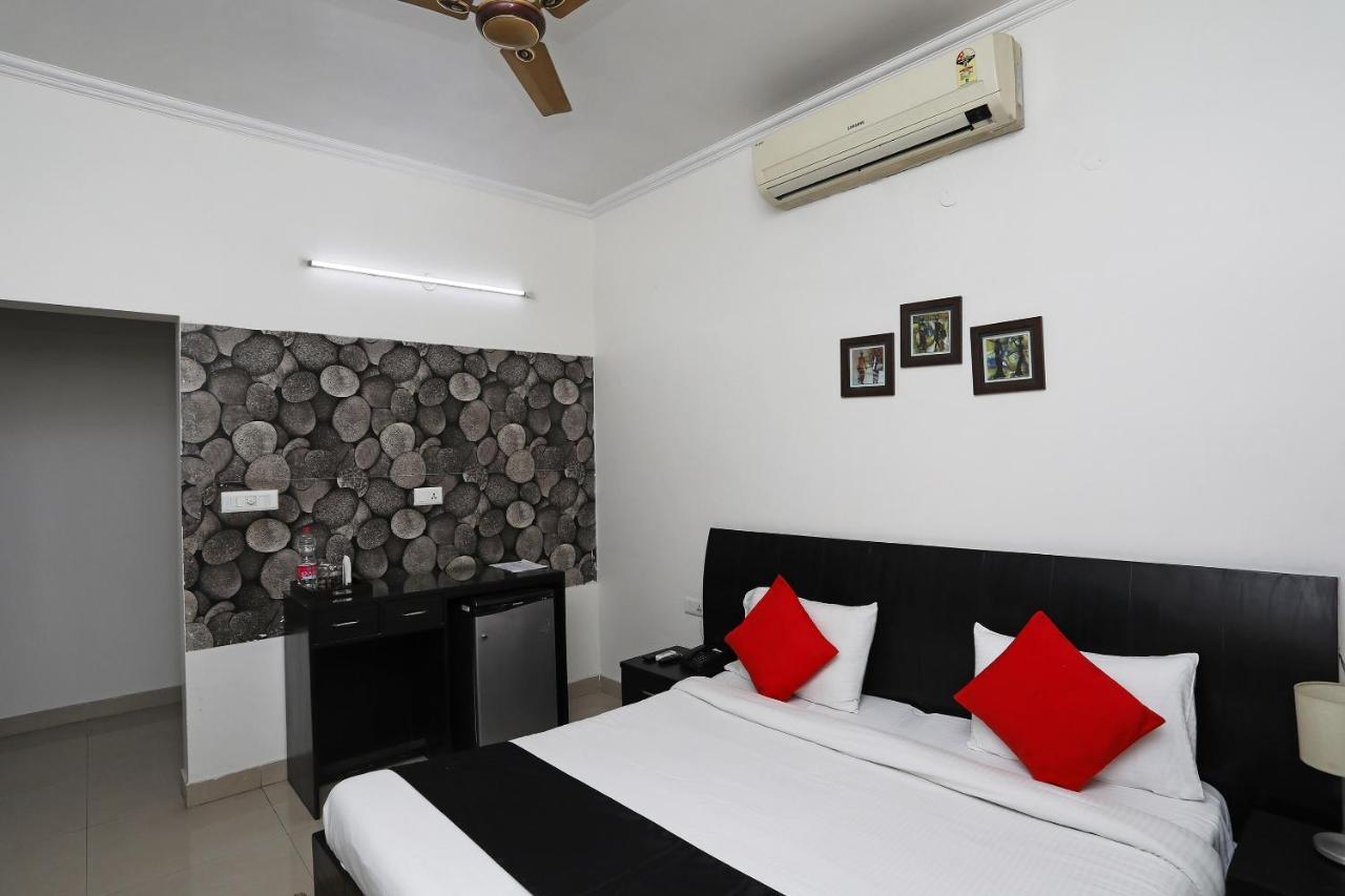 Capital O 7302 The Huespedes Hotel 3*