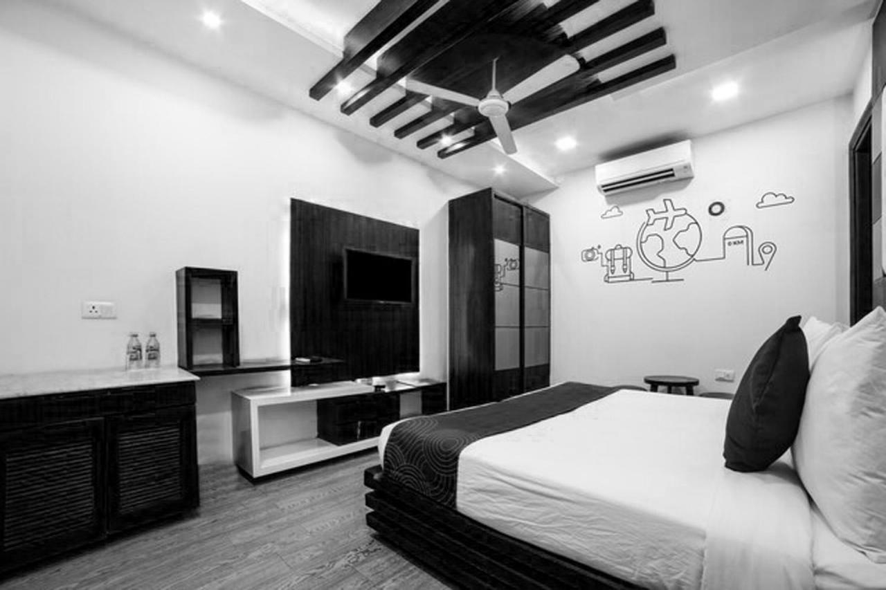 Collection O Motif South 1 Near Appu Ghar Hotel Gurgaon
