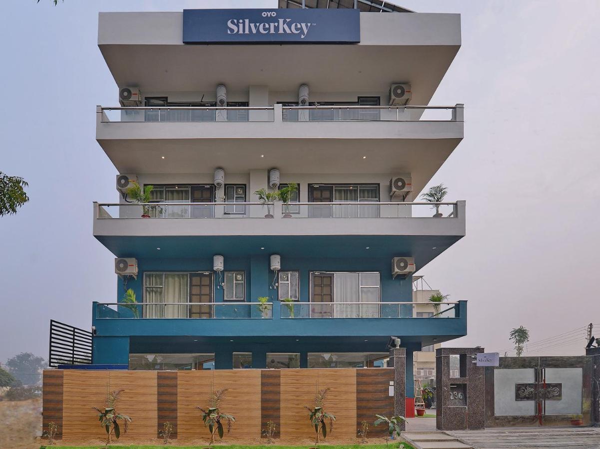 Oyo Silverkey Sector 38 Near Omaxe Celebration Mall Hotel