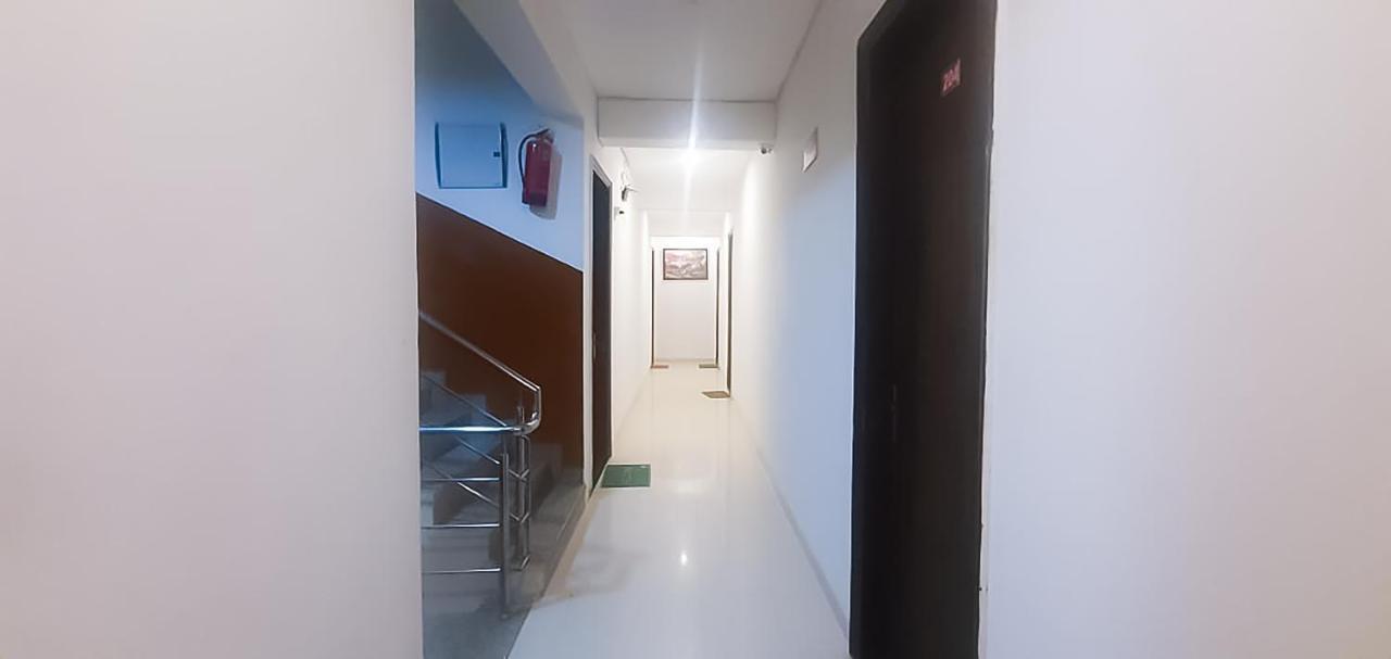 Hotel Roomshala 098 Sagarmatta - Opposite Medanta Hospital 3*